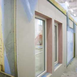 Välisseinaelement on valmis pakkimiseks. Paigaldatud on aknad ja paled viimistletud.